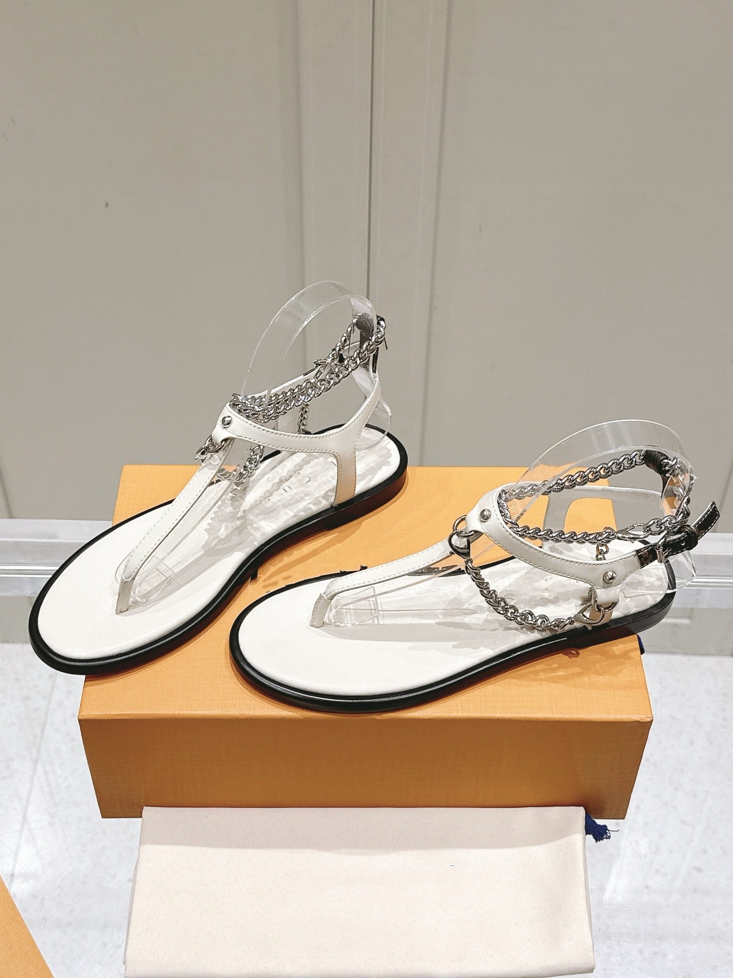 2025 Brands de marque pour femmes sandales tongs tongs les pantoufles à talons plats classiques glissez avec des chaussures de plage de mule mule