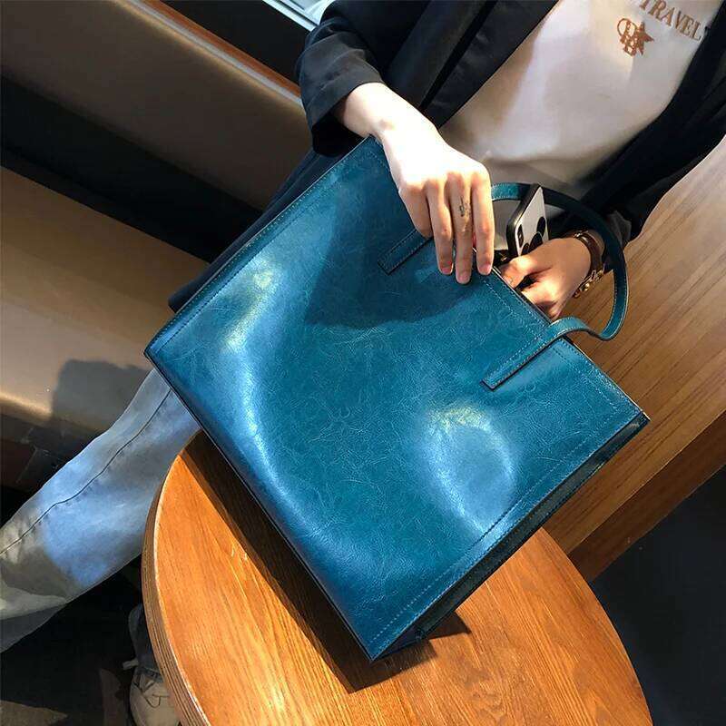 Sacs de créateurs 2025 Femmes Cow Verineuse Sac à bandouliers en cuir Vow Retro Retro Soft Cow Sacs Femme Design Fashion Tote Backet pour femmes