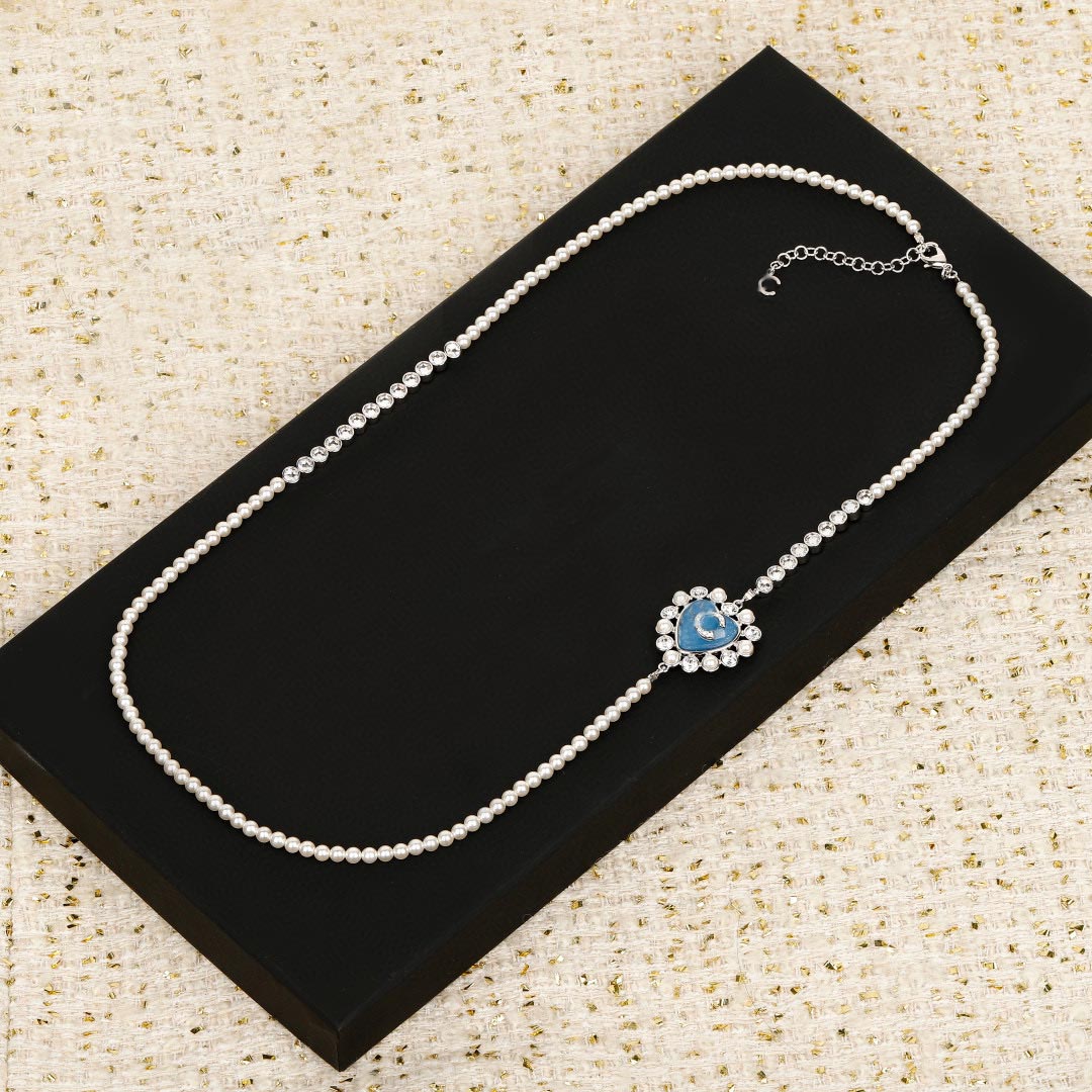 2025 Collier de pendentif à longue chaîne de qualité de luxe avec perles de coquille blanche en 18 km plaqués avec une boîte à oreille à baisse d