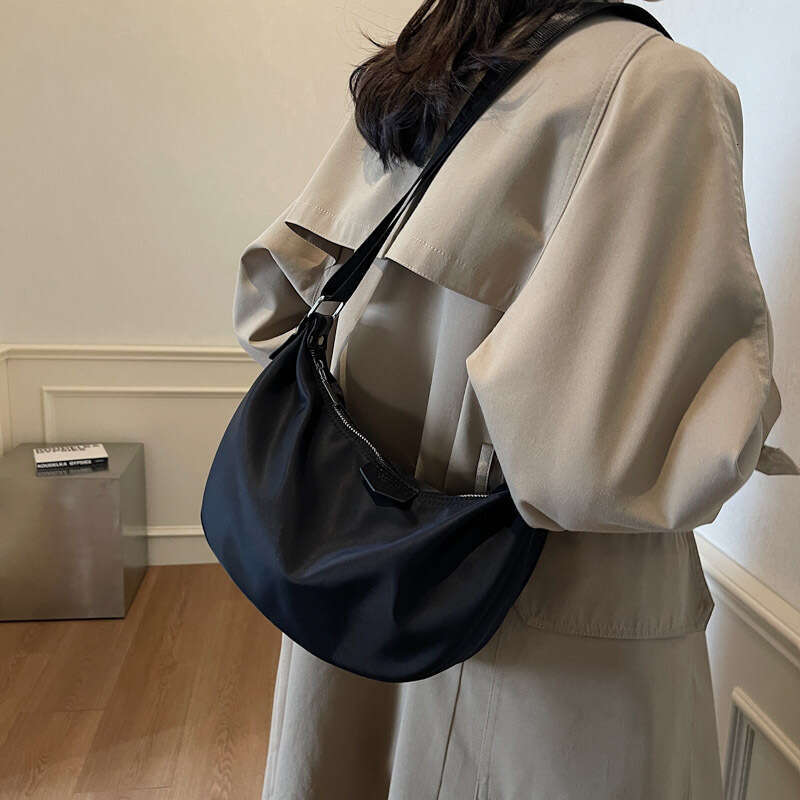 Korean Style Casual Nylon 2025 New Lightweight Fashion Crescent Dumpling Shoulder Underarm Crossbody Bag