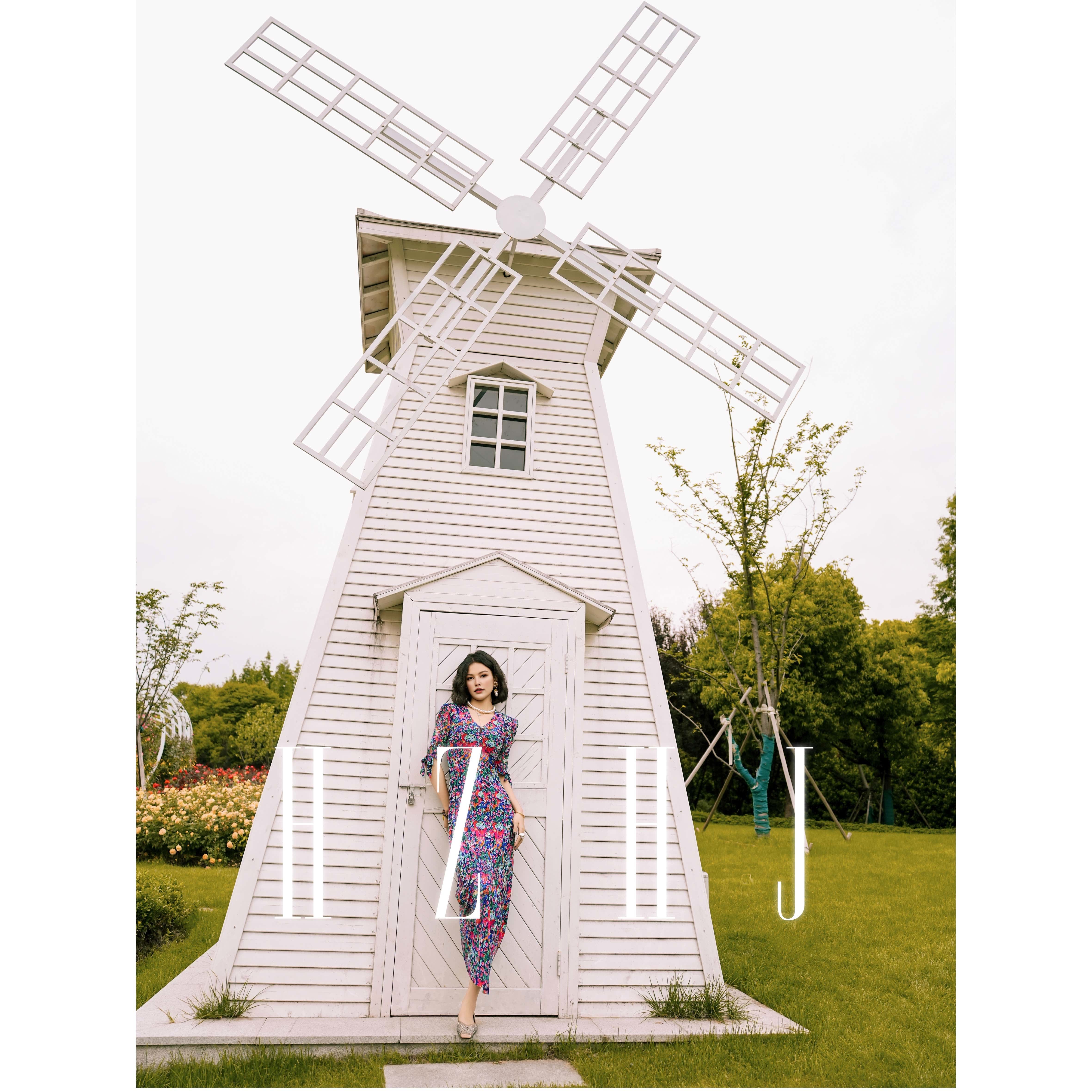 Summer original designer's floral dress with a V-neck that appears white and slim, high-end and stylish on daily,festival,business,party be gif