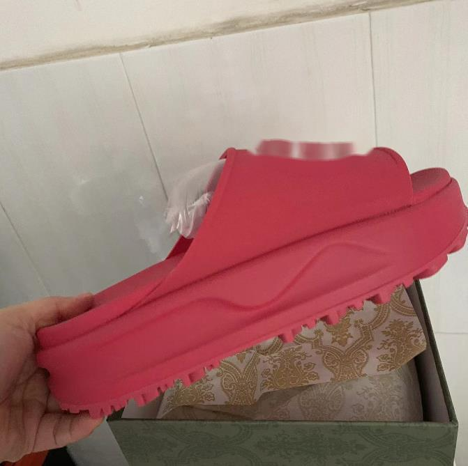 2025 - New types of slippers and sandals, thick-soled anti-slip soft-soled fashionable slippers, women's beach flip-flops