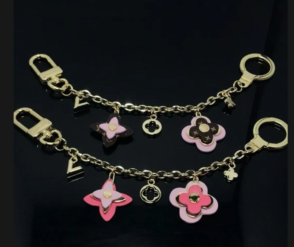 2025 designer keychain women V Letters keychain wallet llavero Car Key Chain Buckle jewelry Keyring flower Keychains bag chain Lanyards With Box