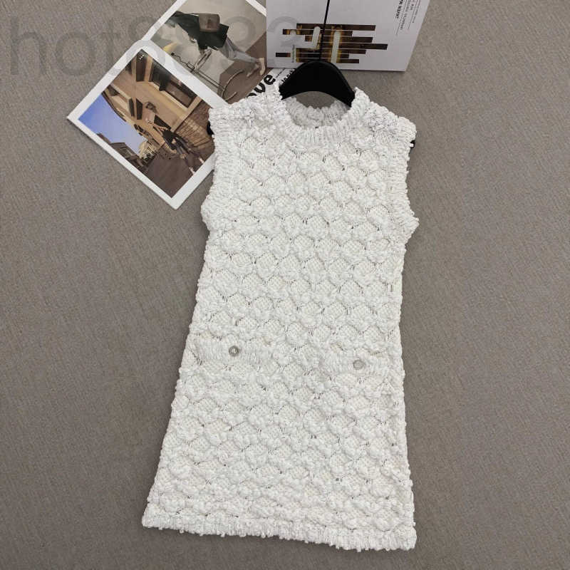 Designer de robes décontractées de base Shenzhen 25 printemps été nouveau style nouveau creux en tricot et gilet sans manches