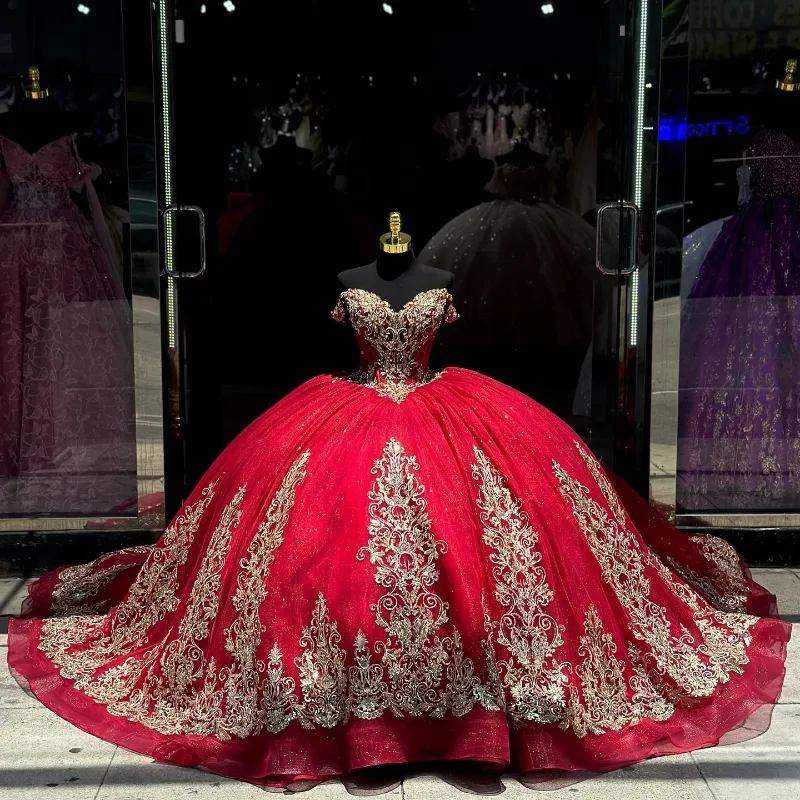 Robes brillantes rouges 2024 Crystal appliques en dentelle en or au large de la robe de bal épaule douce 16 vestidos 15 de quinceanera
