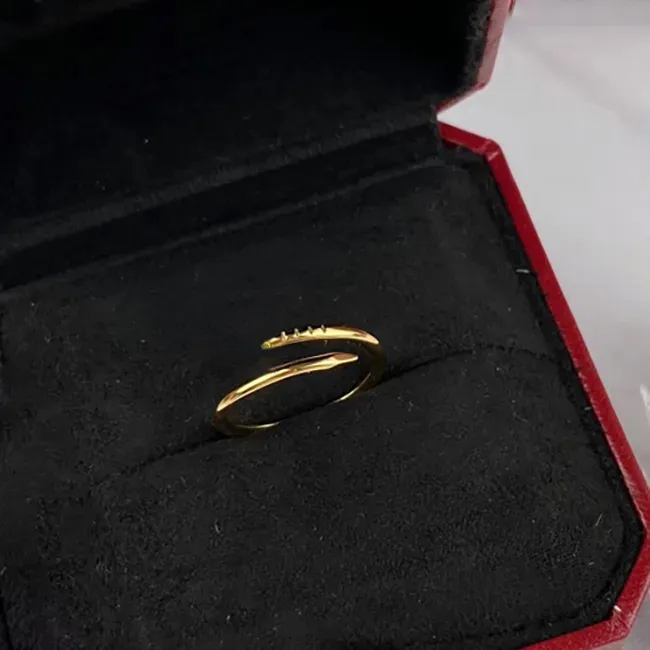 Bagues de bande Bague à ongles 2026 Designer Femmes Anneaux Or Sier avec Dias Trendy Mode Couples Styles Parfait Vacances Amour Cadeaux AA