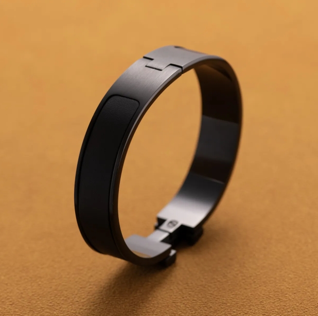 2026 Fashion Jewelry Gold Plated Steel Bangle Bracelet Designer 12mm Width Elegant Smooth Surface Inner Gift Box Ideal for Stylish Women Look