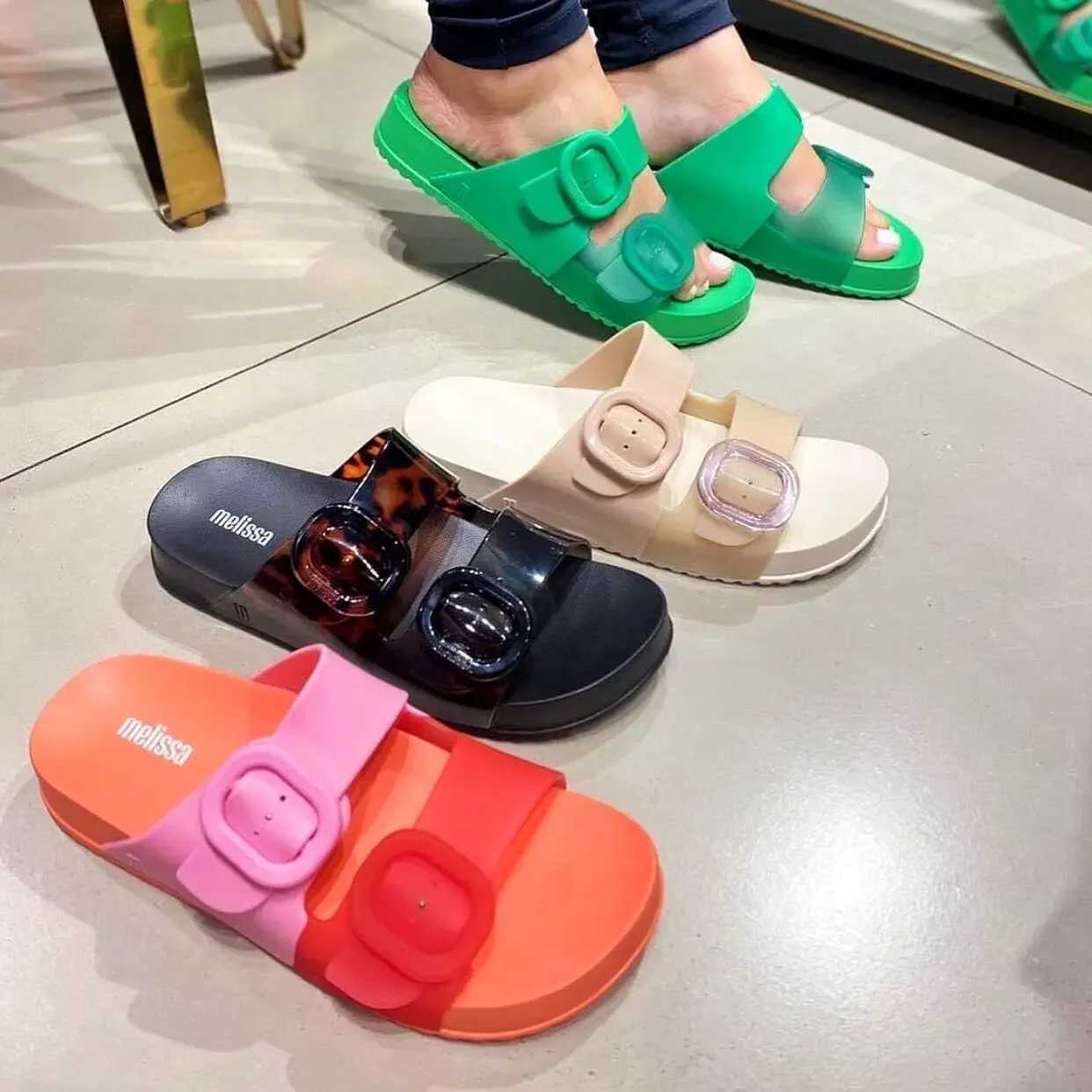 2024 nouveau Style femmes Double boucle fond épais large visage pantoufles d'été chaussures de gelée chaussures de plage décontractées XJ250610