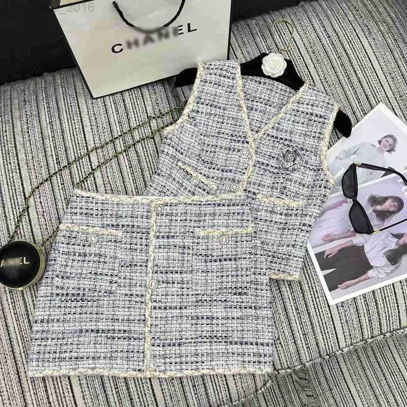 Designer de robes à deux pièces 2025 printemps / été ch new camélia broche tweed tressided gilet avec ensemble de jupe courte eis6