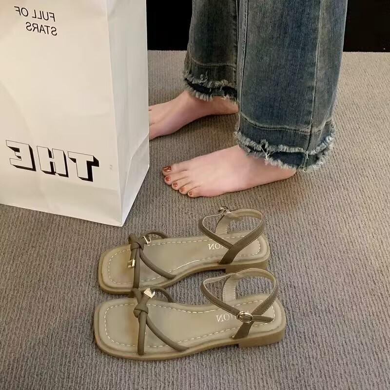 Sandales de sangle mince romaine 2025 Été Nouveau style de fée décontracté à plat polyvalent avec des chaussures de plage habillées pour les femm