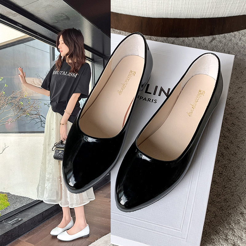 Flat Sole Surface Women's New Chinese Style Hidden Wedge 2025 Single Soft Versatile Mom's Shallow Mouth Leather Shoes Round Toe ddmythur