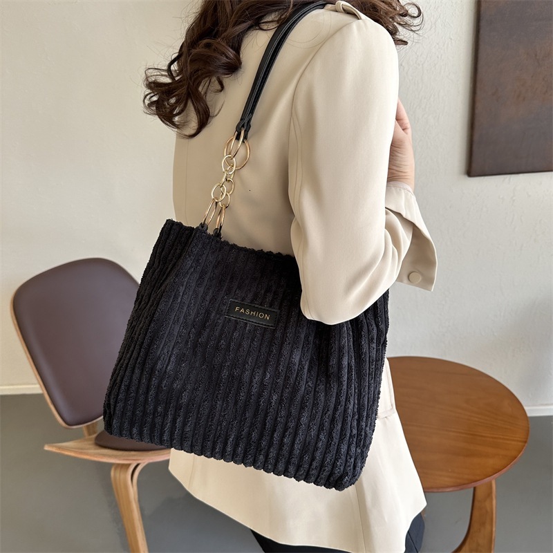 Free Shipping 2025 New Designer Bag Outdoor Beach Bag Solid Color Simple Texture Elegant Fashion Single Shoulder Bag Stylish Versatile Trendy Handba