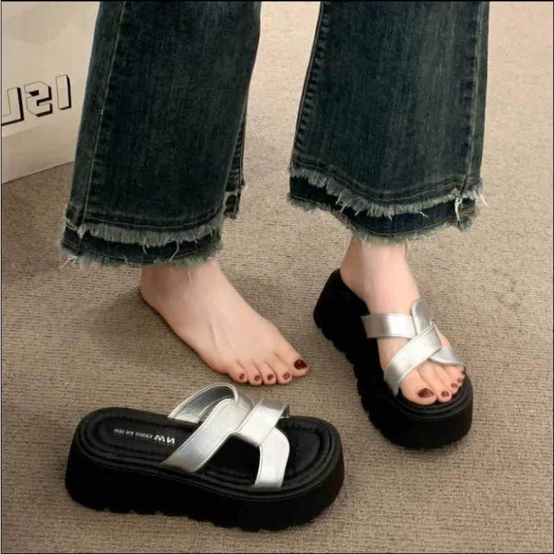 Les femmes portent des pantoufles à l'extérieur de l'été tout-en-un chaussures décontractées plate-forme de muffin élevant sandales 250609