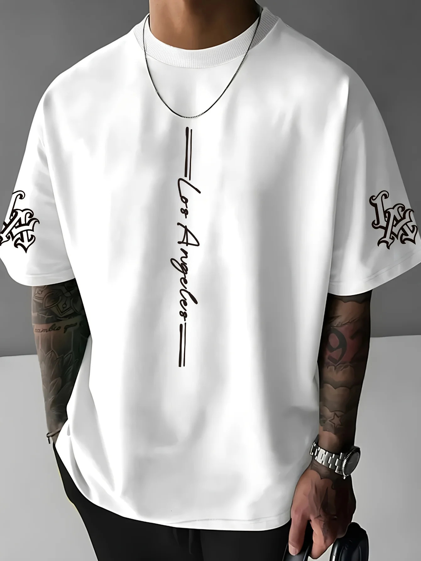 Le t-shirt d'été pour hommes est un t-shirt à collier à la mode et créatif décontracté à la mode avec des hommes en polyester 250606