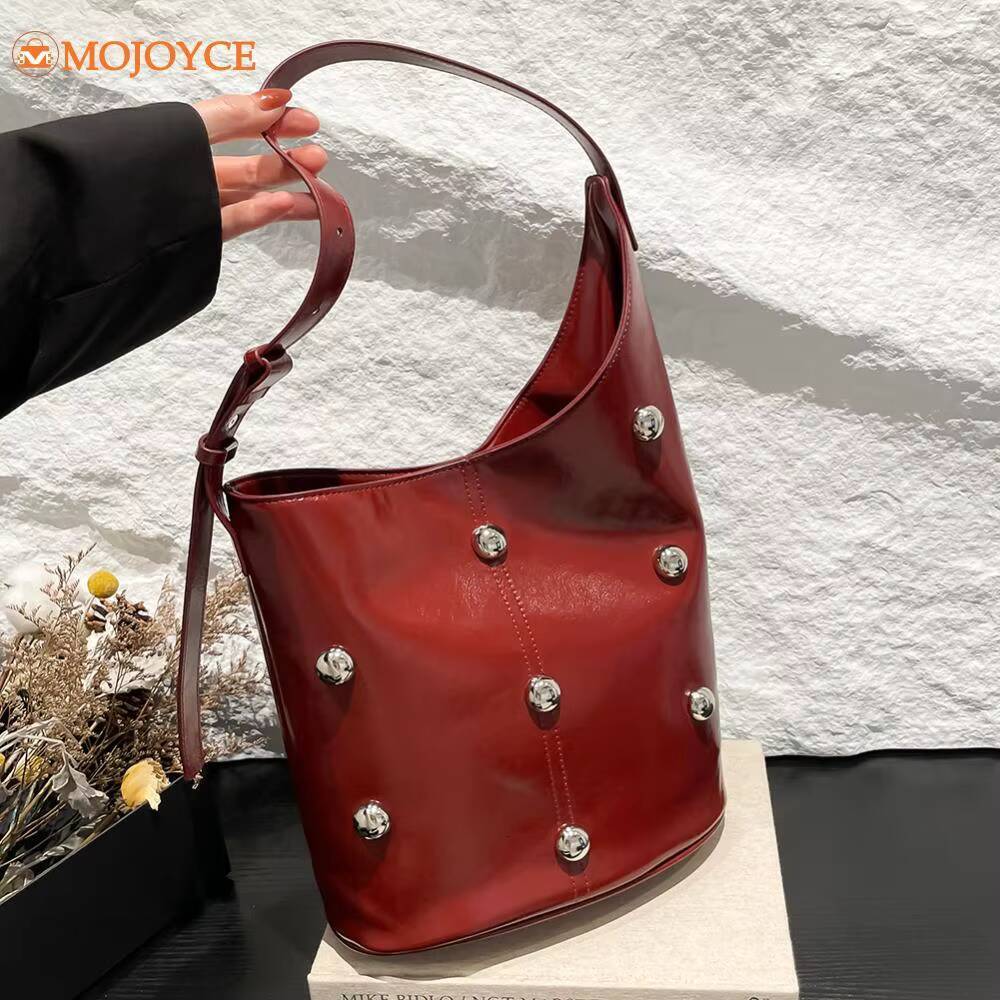 2025 Retro Femmes Pu Leather Rivet Sacle magnétique Sacs sous les bras de grande capacité Sac à main de style punk Sac fourre-tout DDMYNOV