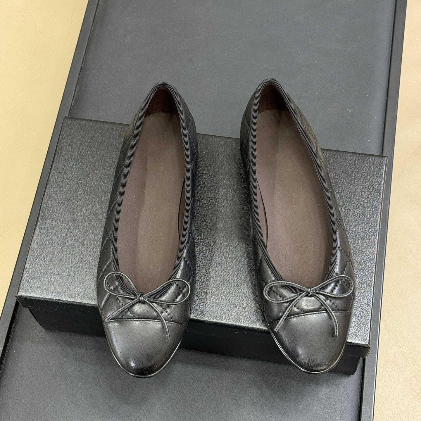 Chaussures habillées de créateurs de femmes chaussures de ballet féminin printemps et automne Nouveau styles à nœud papillon mode plat à fond pla