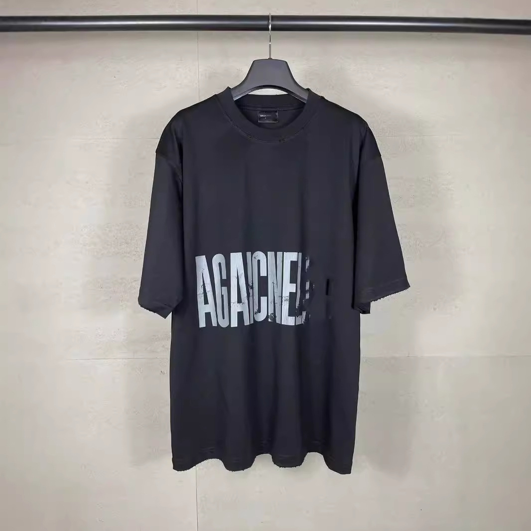 T-shirt taché de couleurs inverses de nouvelles mères avec des fissures endommagées
