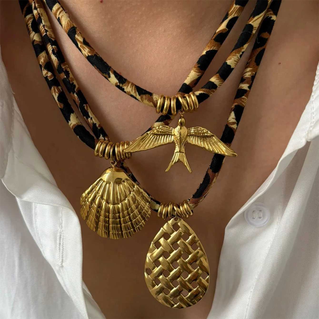 Vintage Gold Color Metal Pendant Leopard Print Chain Choker Trendy Shell Coconut Tree Sun Fish Shaped Pendant Necklace Womens D W250612