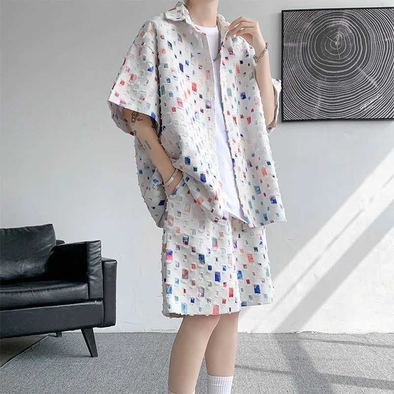 Summer 2 pièces Set Men Color Hole Clomsuis Suison Homme Shirt Short Sheeve + Shorts Harajuku Streetwear Men surdimension