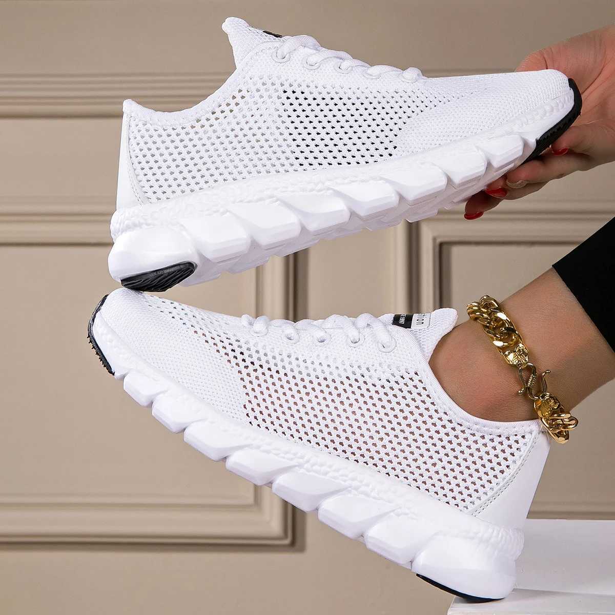 2024 Nouveau transfrontalier grand été les chaussures de runnal chaussures de fumée tissée creux d'été