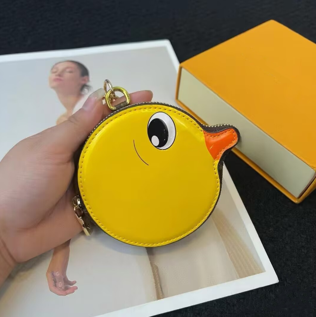 Pochette porte-clés de style français Joli petit porte-monnaie en forme de canard jaune Porte-clés de créateur Portefeuilles en cuir grainé marro