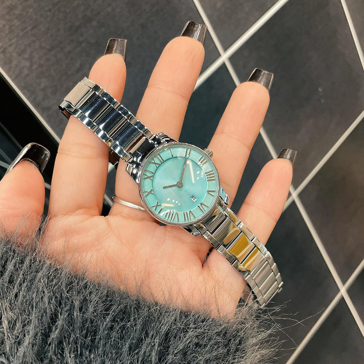 Les femmes regardent le diamètre de cadran 28 mm miroir en cristal minéral jamais rayé de profondeur étanche 50 m de qualité T0p Style classique