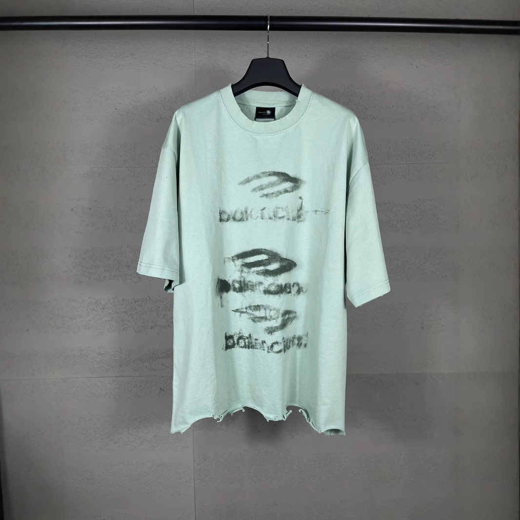 Mens T Shirts Letter patterns on the front and back white ink spray washing water abrasion and damage to the hem of the short sleeved T-shirt