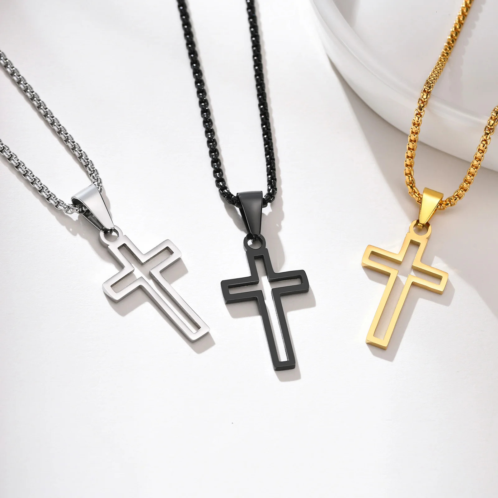 Collier de croix de découpe VNox pour les hommes Femmes Pendre de croix creux en acier inoxydable avec une chaîne religieuse à 24 boîtes Christ C
