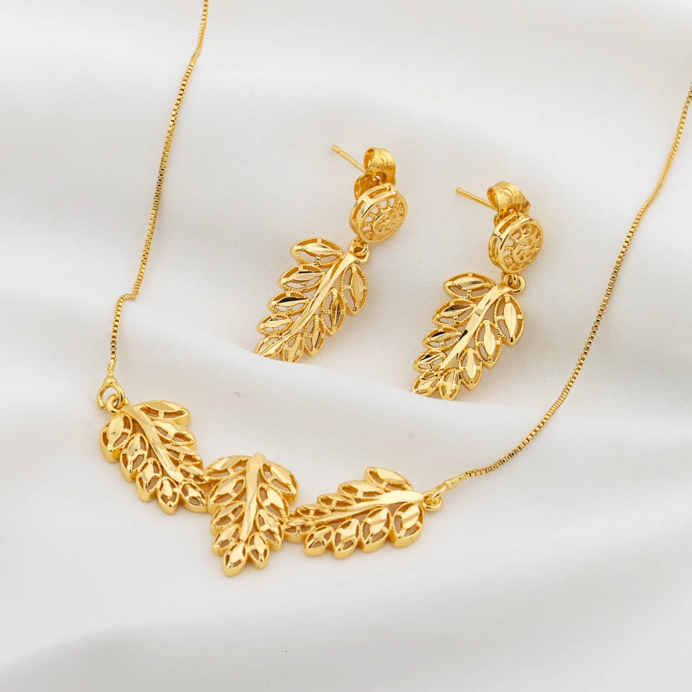 Femme de bijoux Ensembles Gold Color rétro Round Pendant Collier Star Moucrages d'oreilles Fashion Fashion Bijoux de mariage Cadeaux de vacances