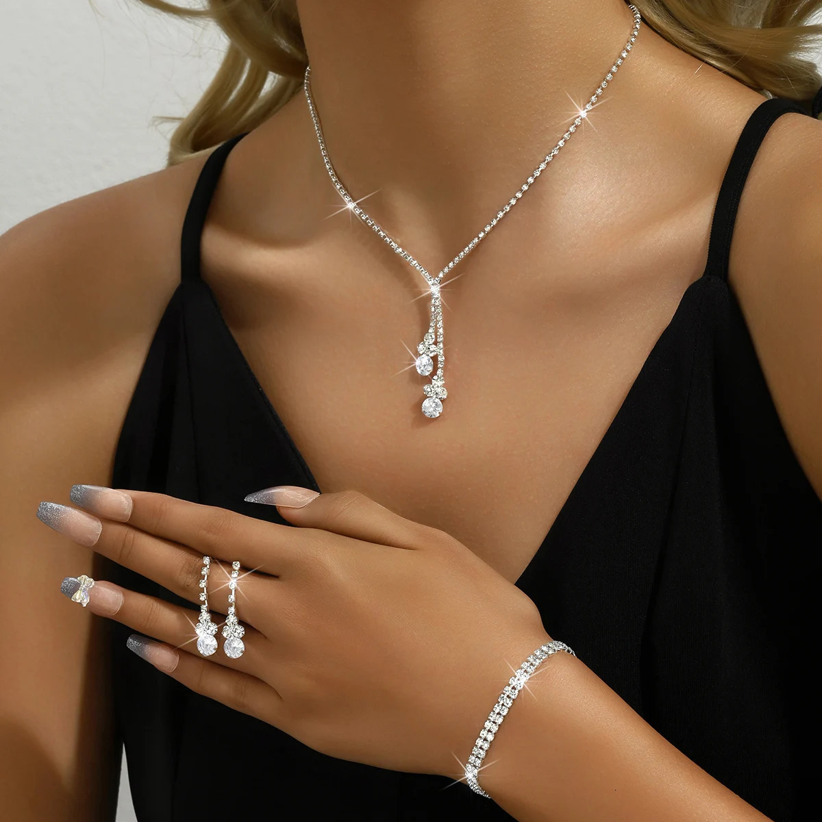 4pcs Ensembles de bijoux pour femmes à la mode avec boucles d'oreilles en zircon Bracelets Décorations de mariage 250617
