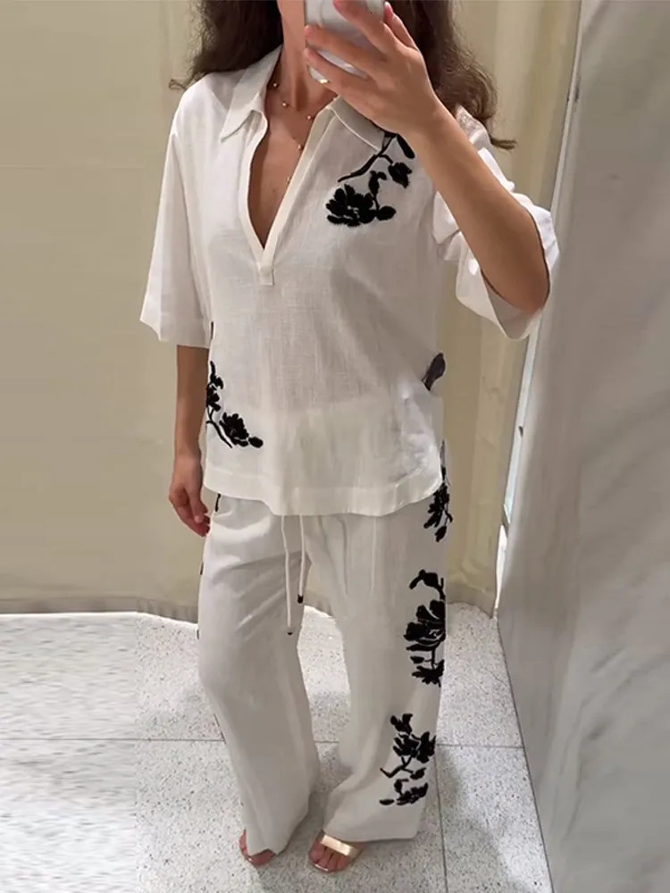 Costumes de pantalon de chemise pour femmes en été ensemble, chemises à manches courtes blanches avec broderie florale et grand patte baggy chic