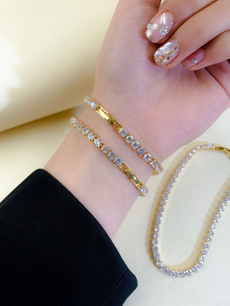 Super Flash Plein de diamants Diverses Couleurs de bracelets de zircon Femmes Femmes Lumières Niche de luxe Tempérament de bracelet de bracelet à