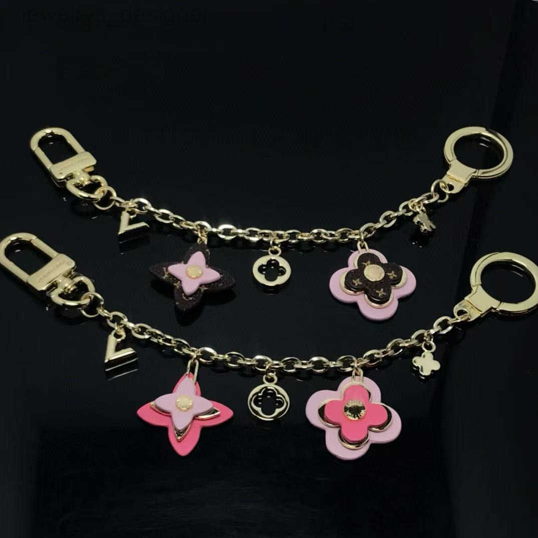 Designer keychains High quality V Keychains luxury designer M69008/m64265 Bag Charm mens and womens fashion bag pendant keychain985