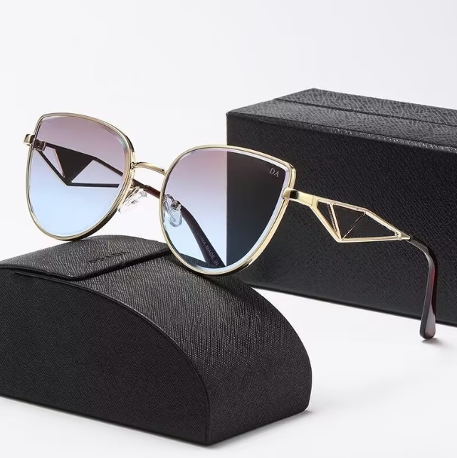 Luxury Brand Glasses Men Designer Sunglasses Metal framed beach Sunglasses for charm Man Woman Vintage Eyewear Unisex Elegant Style Glasses