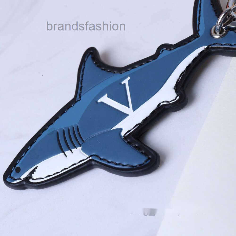 Cartoon Keychains Luxury Designer Fashion Keychain Sliver Keys Buckle Genuine Leather Blue Shark Pendant Letter Mens Womens Bags Ornaments