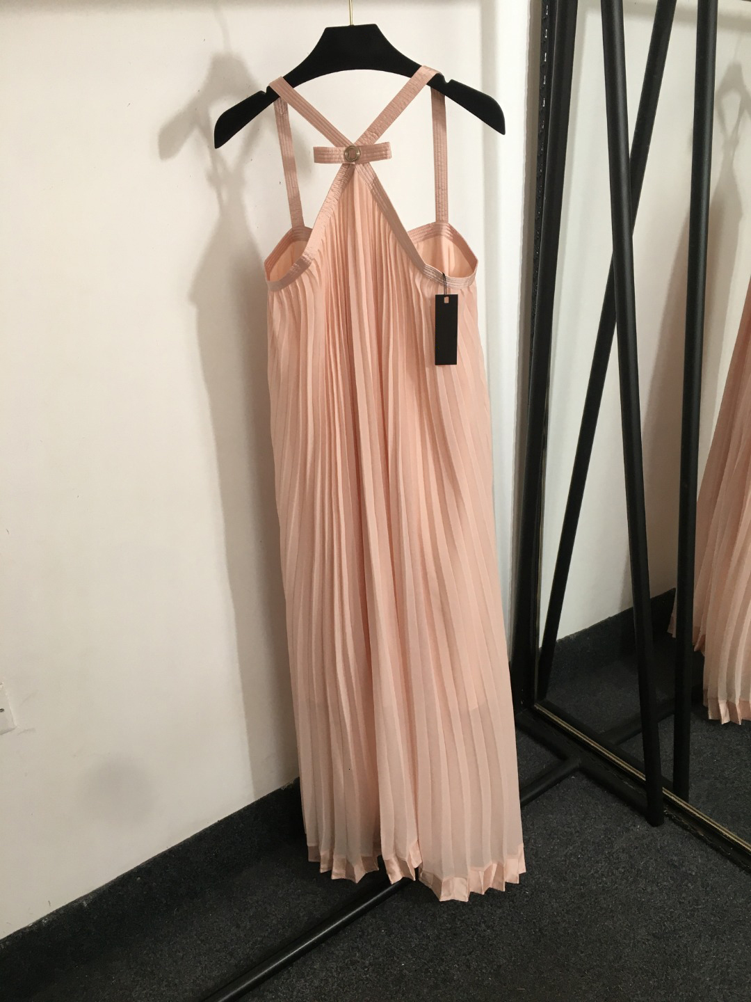 dress women luxurious brand women skirt summer dress fashion Button logo dresses ladies sleeveless hanging neck pleated dress lady sexy Slim Fit dre