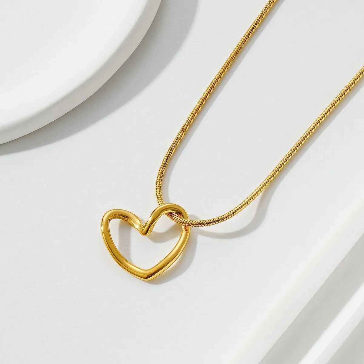 1Pc Simple Hollow Heart Pendant Necklace for Women Fashion Creative Geometric Clavicle Chain Necklaces Party Jewelry Gift W250620