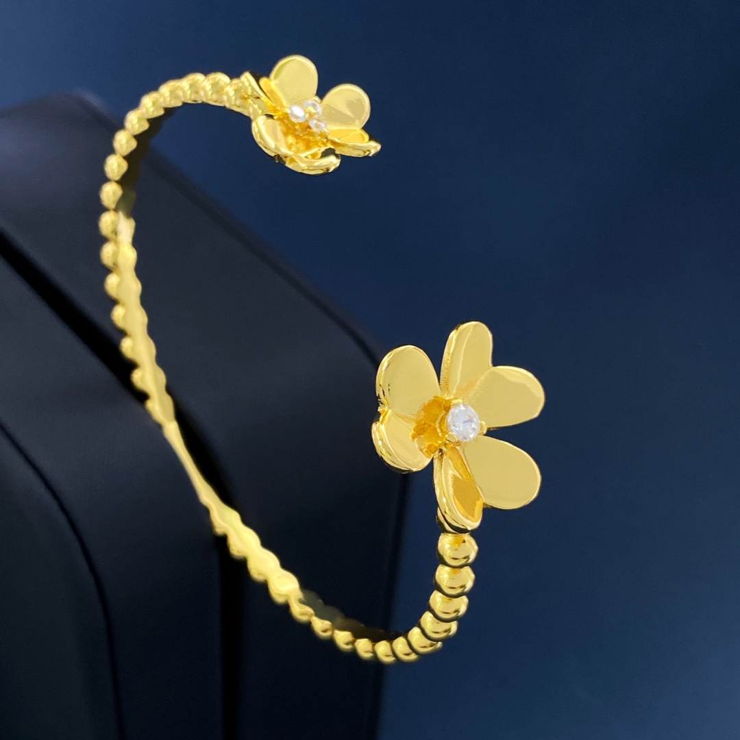 four leaf clover bangle Made of natural shells and natural agate Designer Open bracelet for gold classic style gift for girlfriend 038