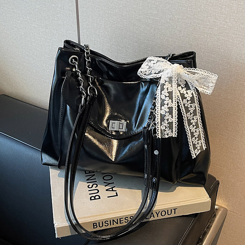 Free shipping designer Large Capacity Bag for Women Versatile 2025 New Shoulder Bag Textured Commuter Tote Bag for Classes