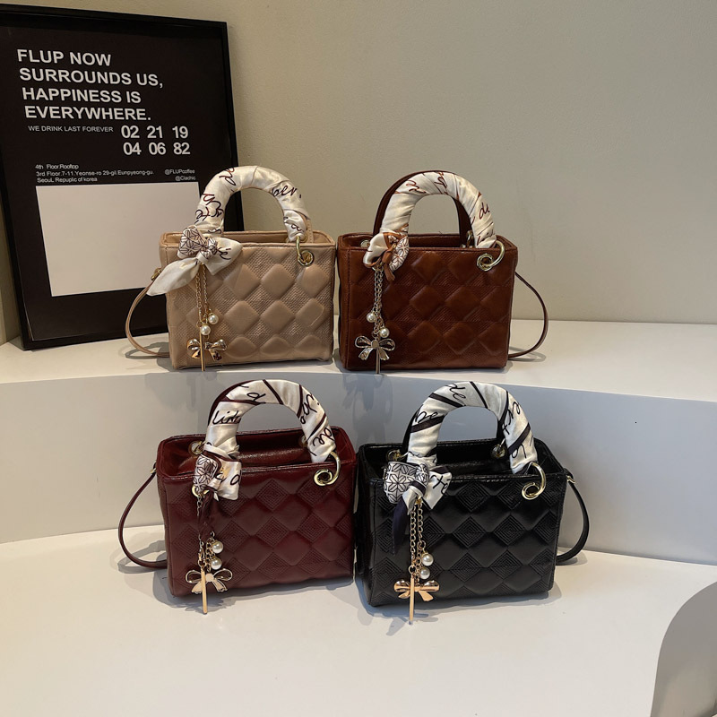 Free Shipping 2025 New Designer Bag Simple Casual High-quality Shopping Bag High-end Trendy Solid Color Pearl Bow Pendant Women's Handbag