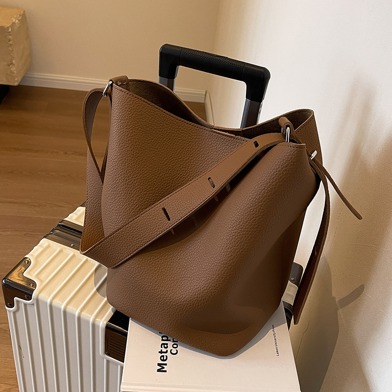 Free shipping designer Vintage Versatile Fashion Large Capacity Underarm Bag Bucket Bag Women's Bag New Casual Simple Niche Shoulder Bag