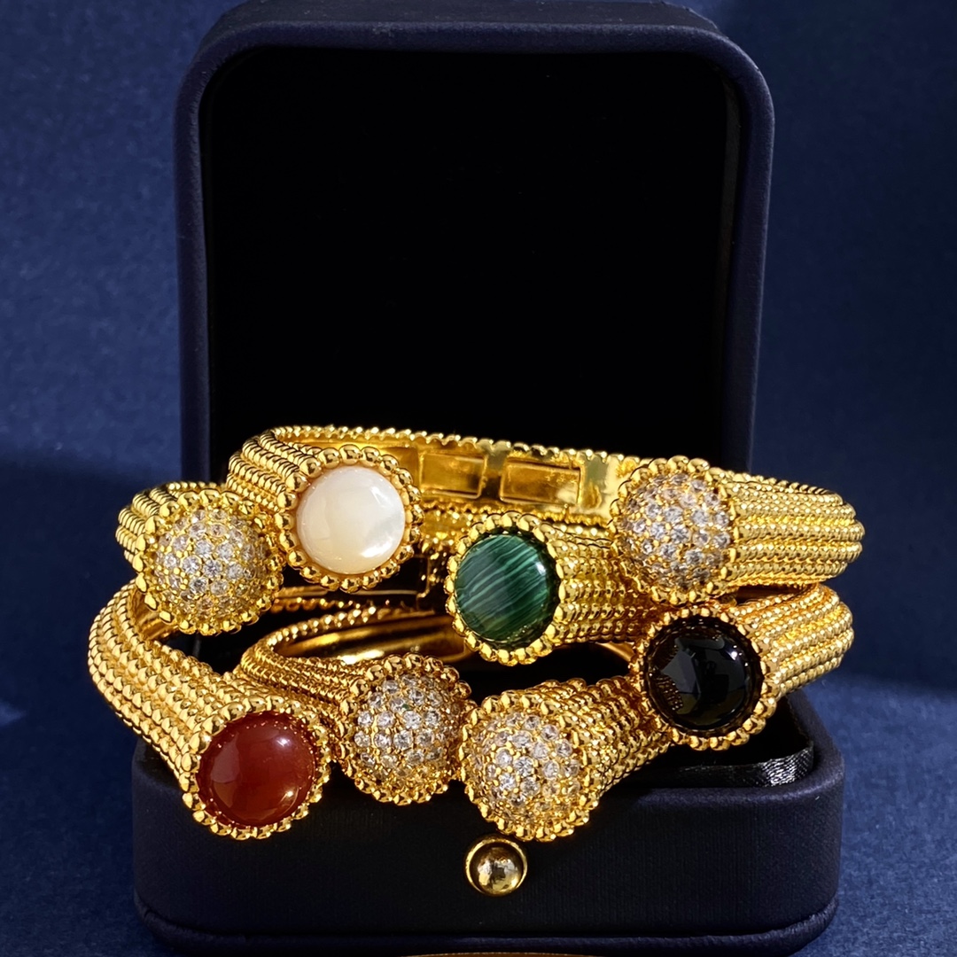 four leaf clover bangle Made of natural shells and natural agate Designer Open bracelet for wrists highest counter quality European size with box 04