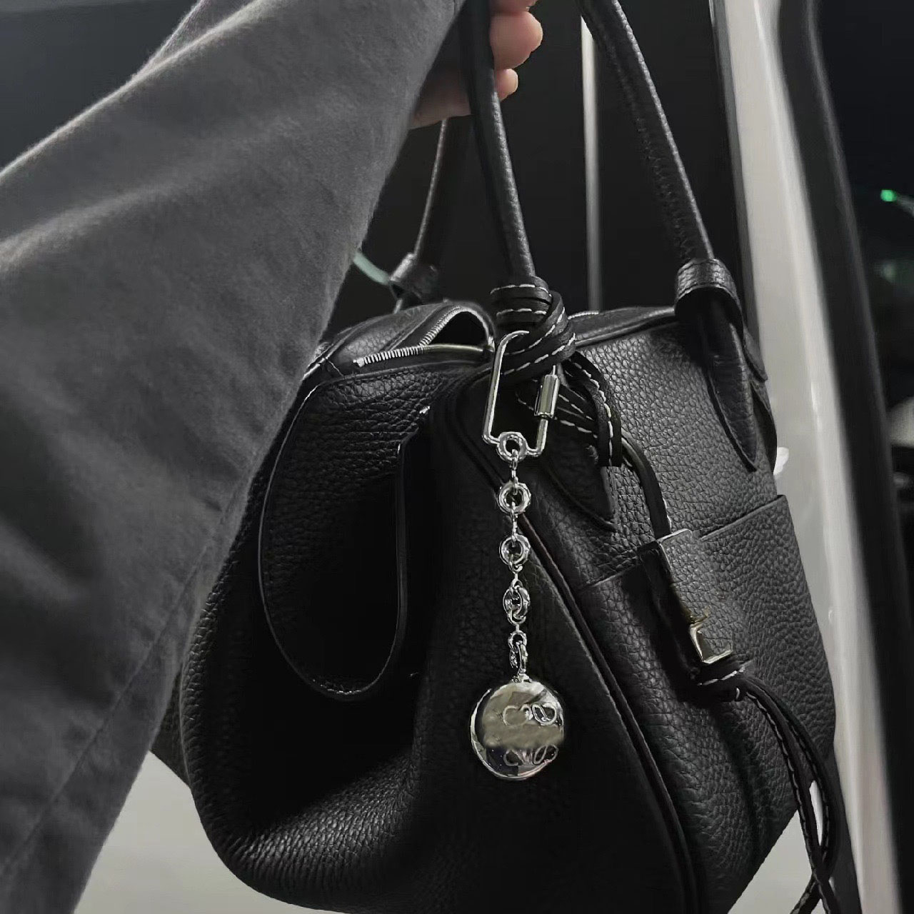 Designer Luxury Brass Embossed Carving A Gram Pebble Small Gold Ball Silver Ball Chain Keychain Bag Pendants Fashion Bag Chain Car Key Decorative gi