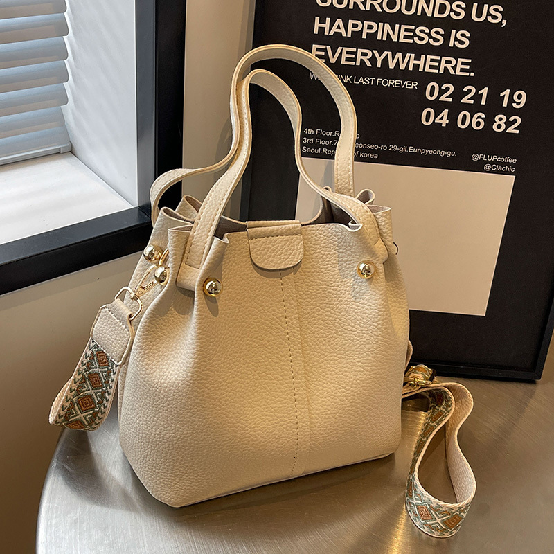 Free shipping designer Women Bag New Vintage Fashion Simple Texture Bucket Bag Versatile Solid Color Shoulder Bag Crossbody Bag Commuter Bag