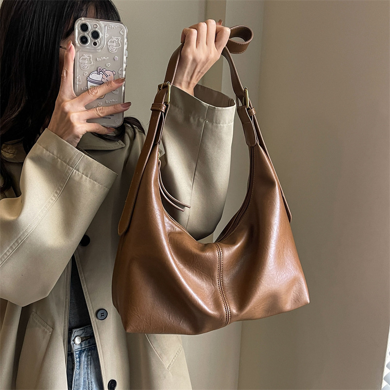Free shipping designer Bag High-End Large Capacity Bag for Women New Fashion Crossbody Bag Casual Versatile Shoulder Bag Simple Bucket Bag