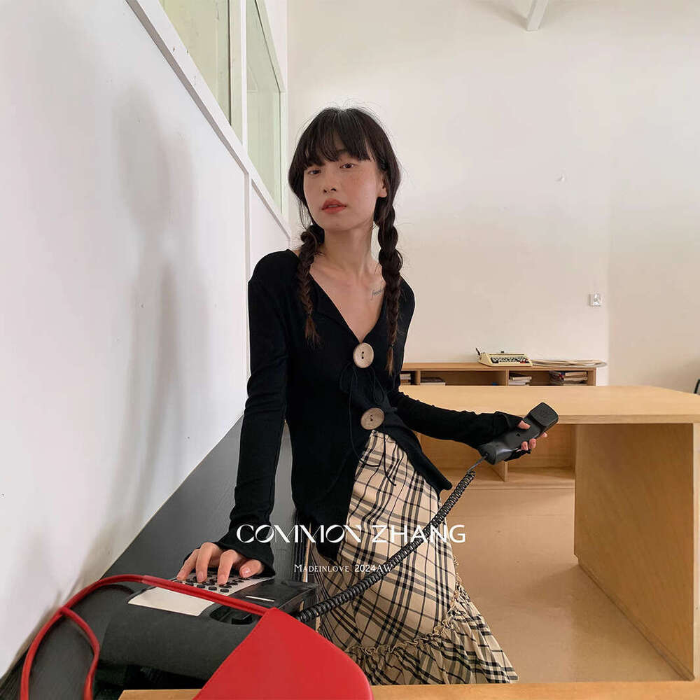 CZ Zhang Spring Niche French Style Socialite Lace-Up Resin Buckle V-Neck Sexy Knit Sweater For Women A33310 B5