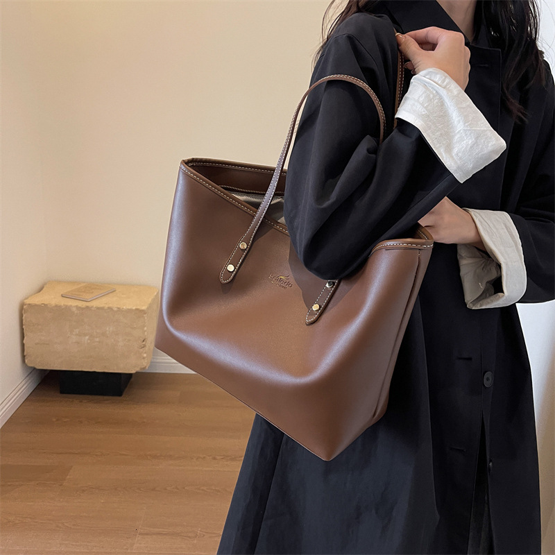 Free shipping designer Tote Bag Women Shoulder Bag Large Handbag Fashion New Large Capacity Soft Commuter Bag Student Shoulder Bag