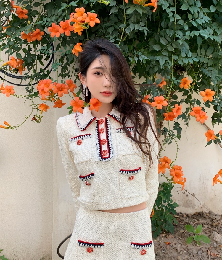 Se * lf po * rtr/* ait spring outfit paired with a complete set of beige French style sweater top, high waisted half skirt knit set, women's tw