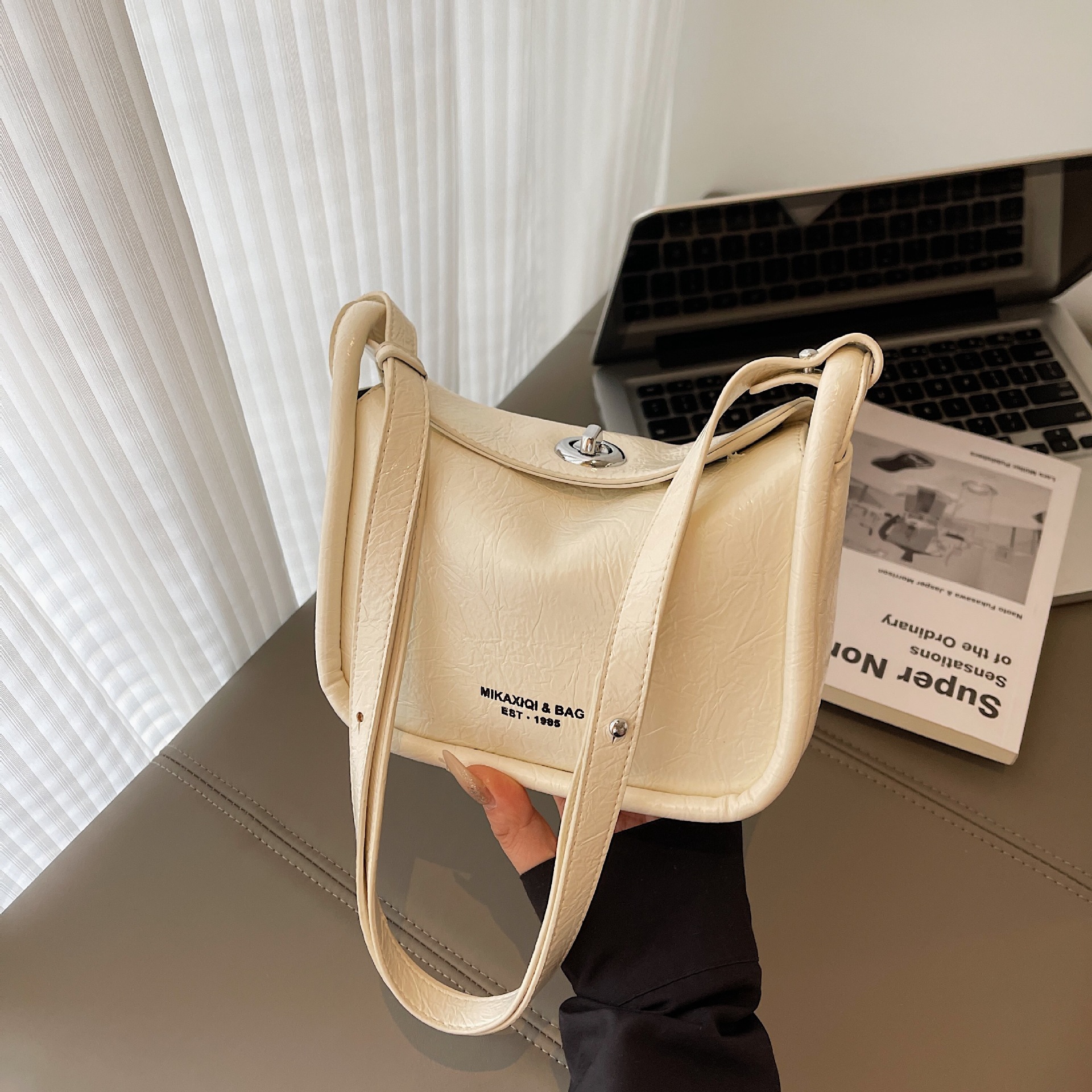 Free shipping designer Bag Niche Shoulder Bag 2025 New Crossbody Bag High Appearance Fashion Shoulder Bag Commuter Bag Women Bag