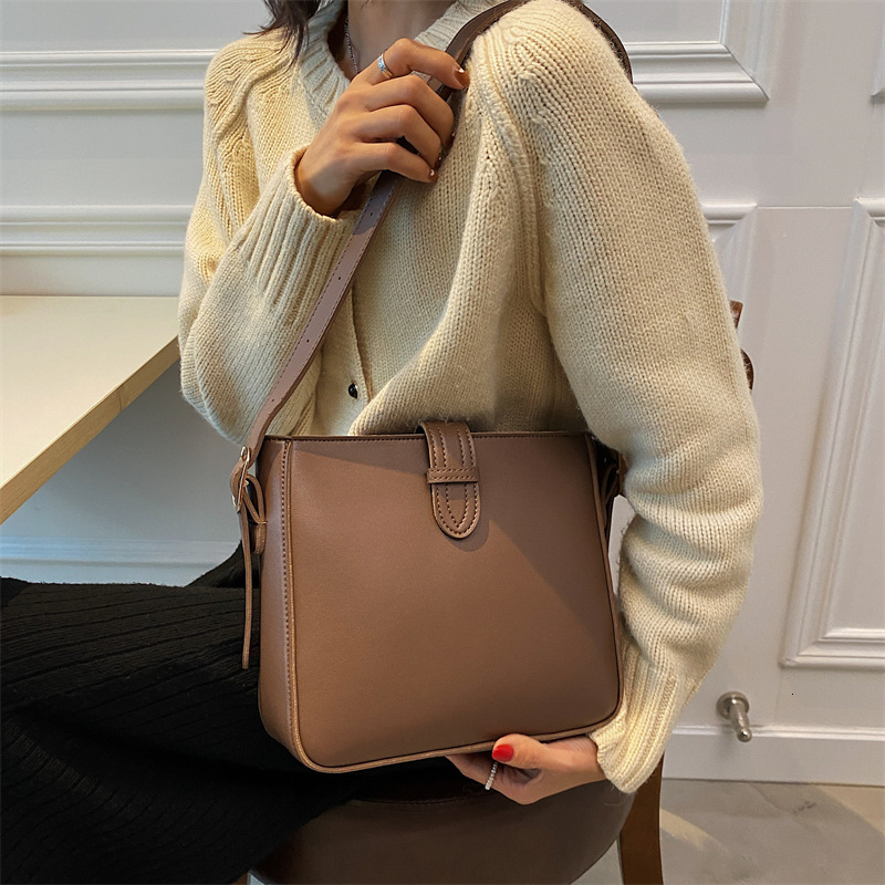 Free shipping designer Versatile Women's Bag Autumn New Simple Fashion Ladies Crossbody Bag High-end Retro Bucket Bag Shoulder Bag